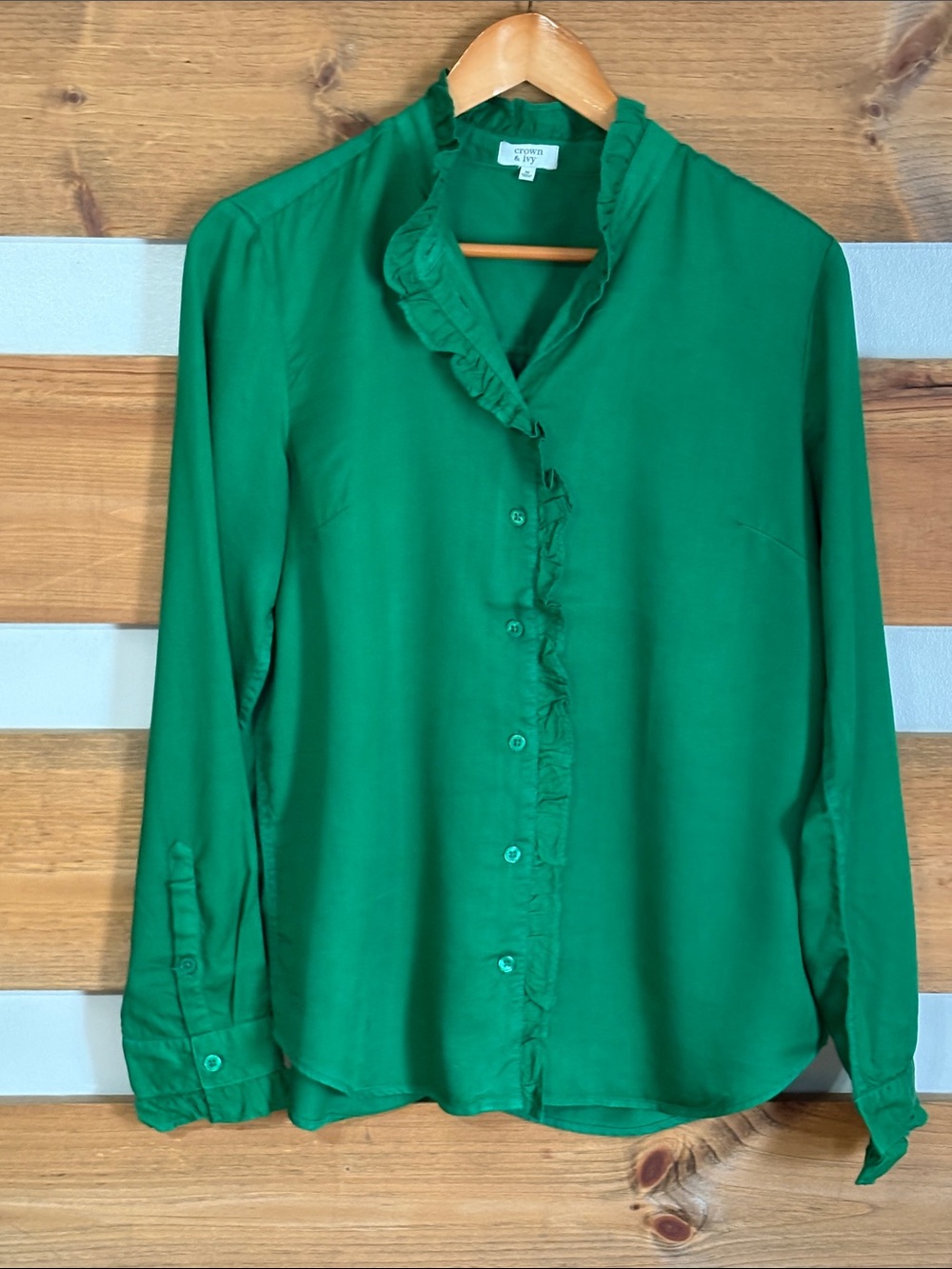 Crown & Ivy Kelly Green Ruffled Neck Long Sleeve Button Down Blouse Size Medium